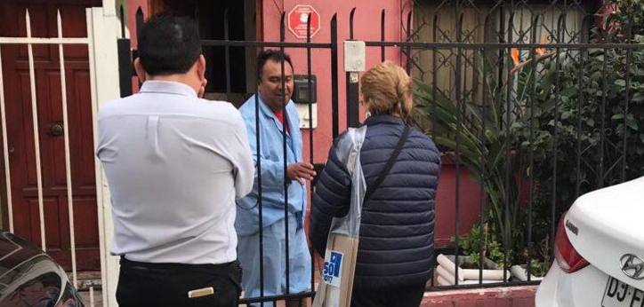 El gracioso inicio de jornada de Bachelet como censista: Hombre la recibió en pijama y pantuflas