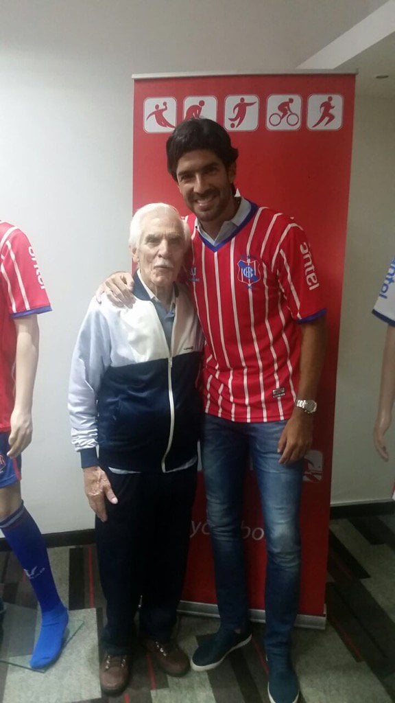 «Loco» Abreu llegó a su club número 25 y prometió «fútbol champagne»