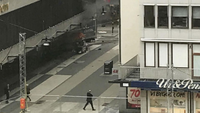 Camión atropella a una multitud en el centro de Estocolmo y deja varios heridos