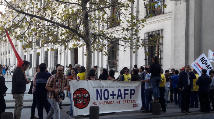 No+AFP entrega carta en La Moneda y exige mantener edad de jubilación de las mujeres