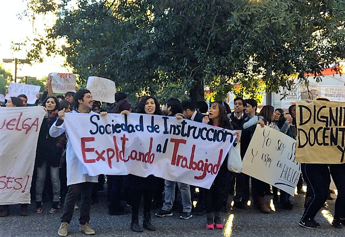En huelga: Trabajadores y estudiantes de «Colegios Matte» se manifestaron en frontis de corporación