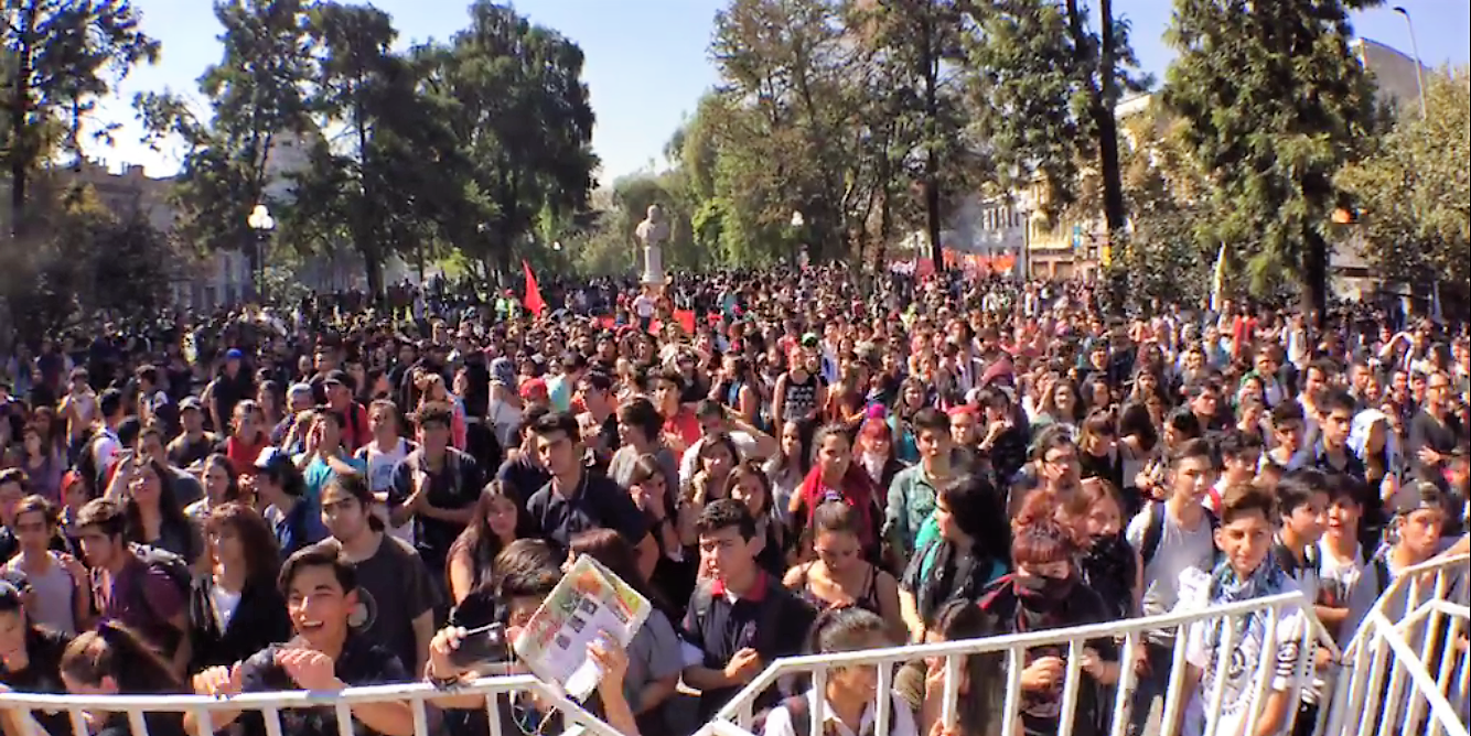 Unas 100 mil personas en masiva marcha estudiantil marcada por rechazo a proyecto de educación superior