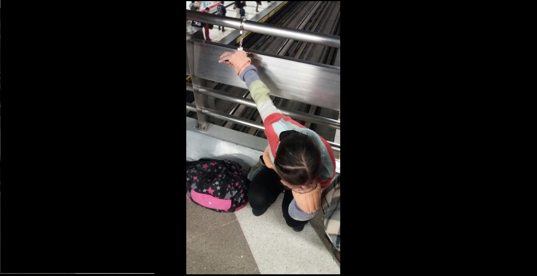 Gravísimo: joven fue esposada a baranda por funcionario de Metro