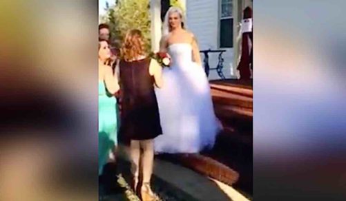 Una invitada de la boda queda en shock cuando la novia le pasa el ramo. Luego alguien dice “gírate”