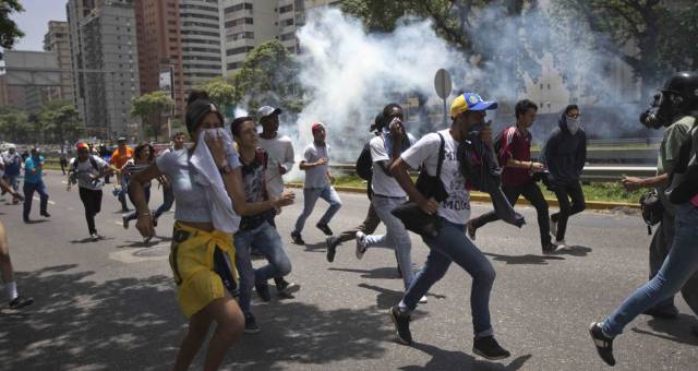 Violencia y tensión en las calles de Venezuela entre chavistas y opositores