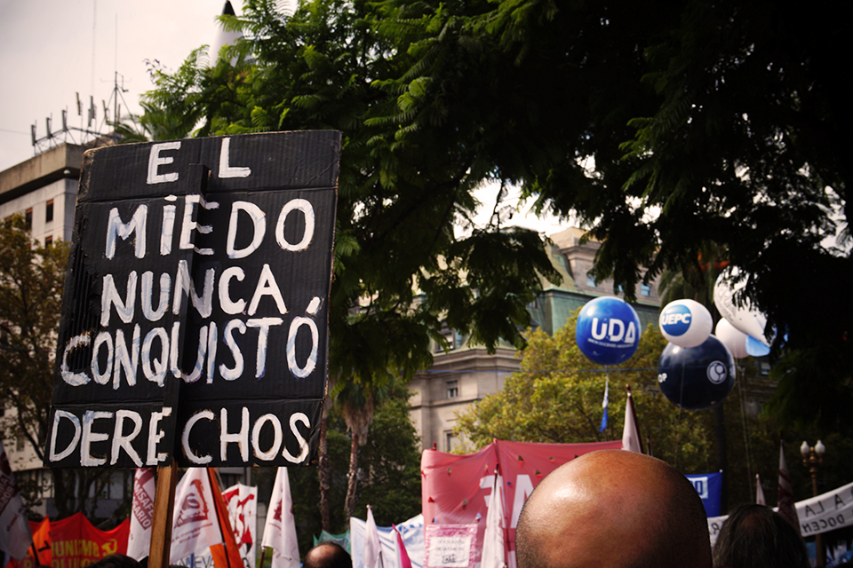 Los medios hegemónicos en Latinoamérica: el aprovechamiento o la demonización de la protesta social