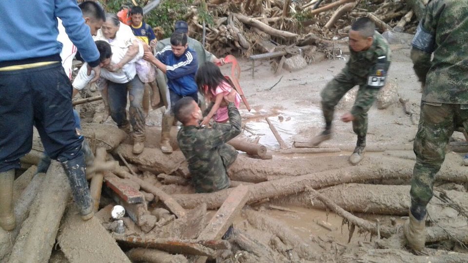 Colombia: avalancha de agua deja más de 250 muertos y 45.000 damnificados