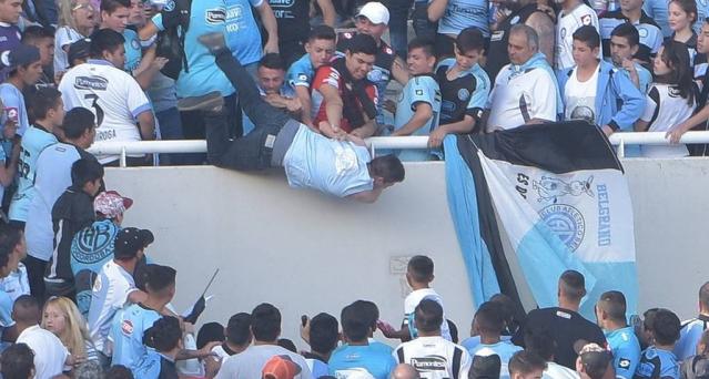 (+Video) Matar por el fútbol: hincha argentino sufre muerte cerebral tras ser arrojado desde una tribuna