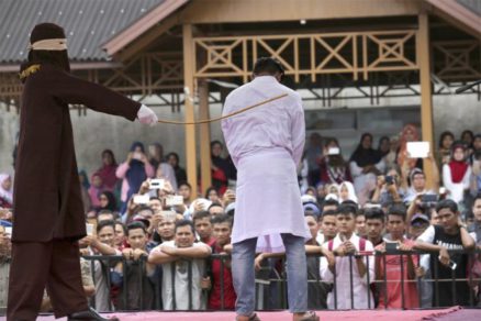 2 hombres afrontan castigo físico por sexo gay