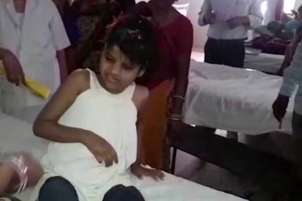 Encuentran a niña de 10 años en un bosque viviendo con monos