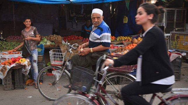 Mujer desafía al machismo en Irak sobre una bicicleta