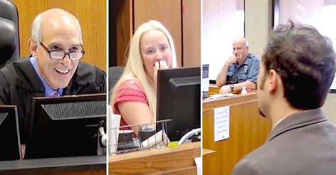 Secretaria de la corte no puede evitar ruborizarse cuando el juez lee en voz alta los cargos contra un hombre