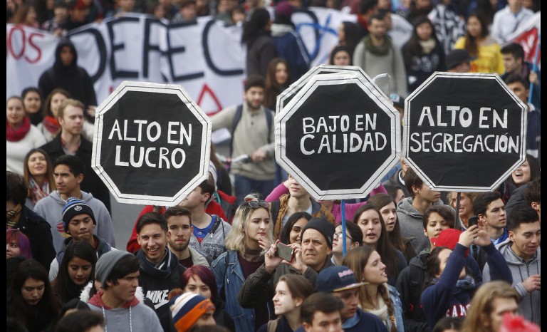 Críticas a proyectos del Gobierno marcan reprimida marcha por la educación: «La Nueva Mayoría hace eco de lo que hizo Pinochet»