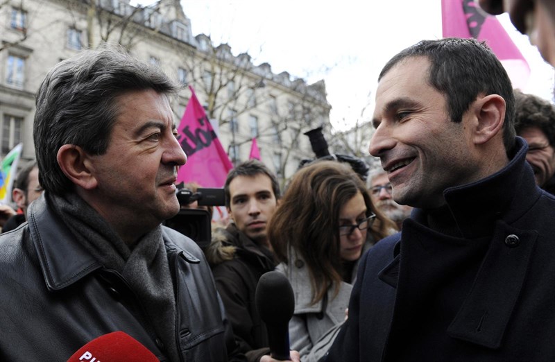 Fillon y Mélenchon reúnen multitudes en Francia en campaña presidencial