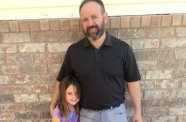 Este padre se vuelve viral por la increíble respuesta que tuvo al enterarse que su hija había mojado sus pantalones
