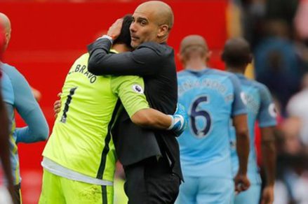 Decisión de Pep Guardiola dejaría a Bravo con un pie fuera del Manchester City