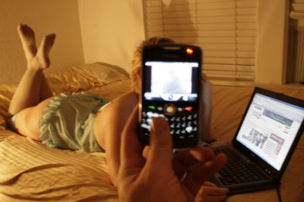 ¿Qué pasa si publicas fotografías de desnudo como venganza en Facebook?