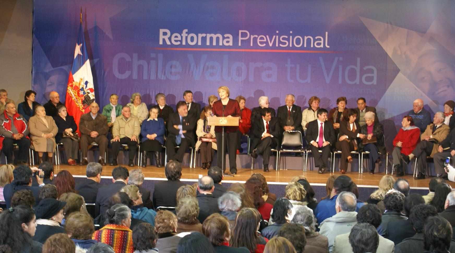 Posiciones divididas en el Parlamento tras anuncios de Bachelet para mejorar pensiones