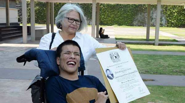 ¡Un claro ejemplo de perseverancia! Joven con parálisis cerebral se titula con honores de la universidad