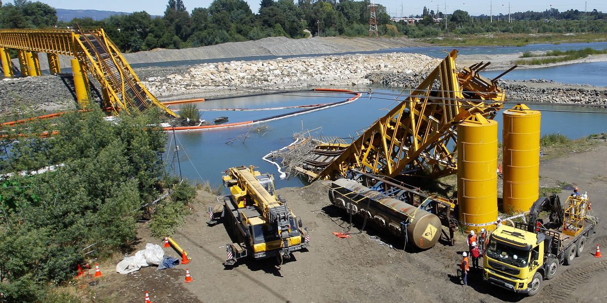 Tribunal Ambiental ordenó a EFE extraer aguas donde permanecieron vagones caídos al río Toltén