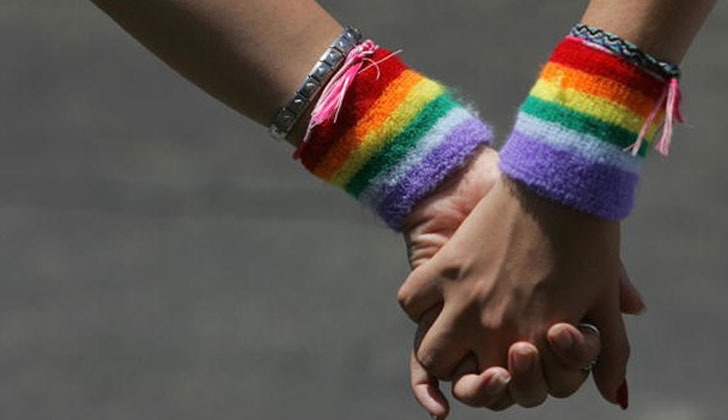 Matonaje homófobo: Dejan carta con amenazas a dirigenta lesbiana del Movilh