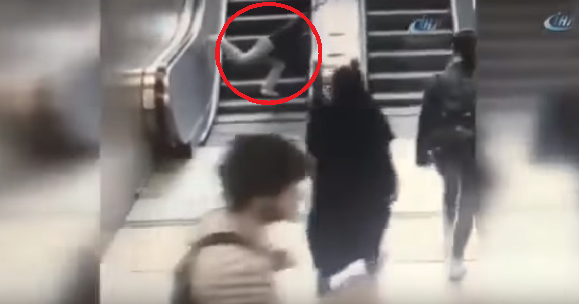 (Video) El estremecedor momento en el que una escalera metálica estruja la pierna de un niño en Turquía