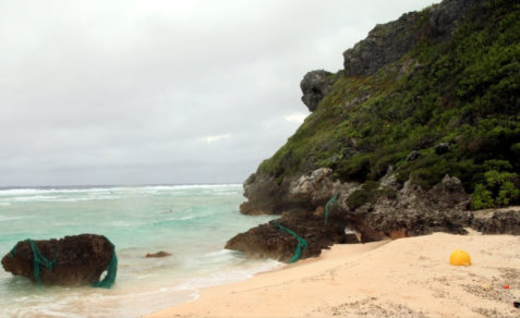 La paradisíaca isla desierta cuyas playas están cubiertas por 38 millones de pedazos de plástico