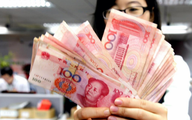 Niño chino juega con billetes y rompe casi $5 millones