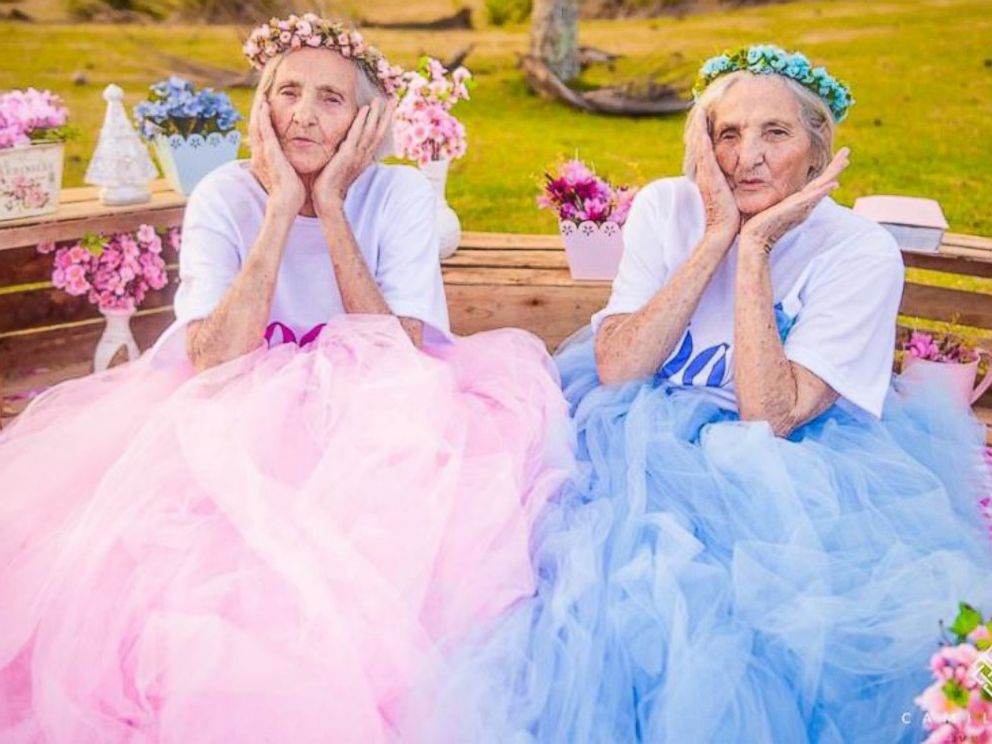Hermanas gemelas celebran su 100º cumpleaños con una sesión fotográfica bastante caprichosa 