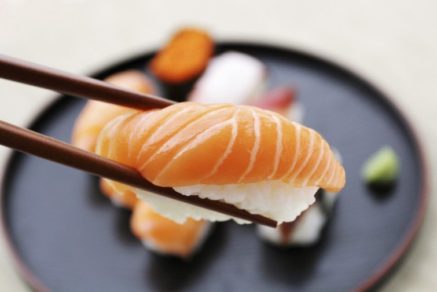 ¿Cuál es el riesgo de comer pescado crudo?
