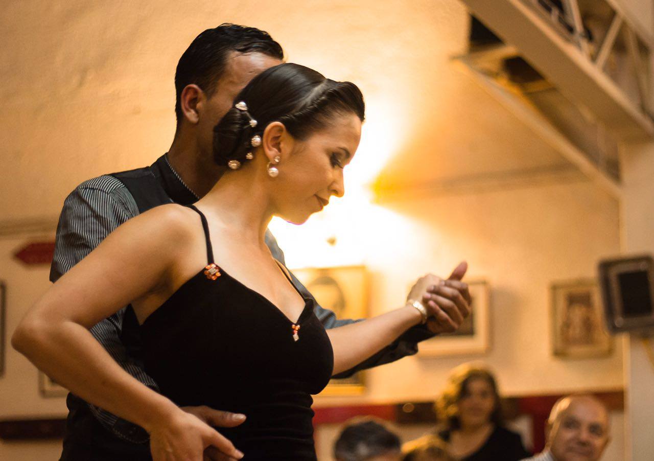 La noche que se le vino a Ángela Fuentes, la bailarina que fue esposada en el Metro