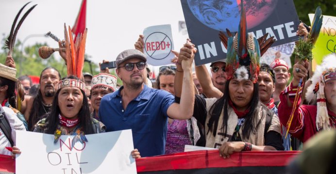 DiCaprio marchó contra el cambio climático junto a líderes indígenas