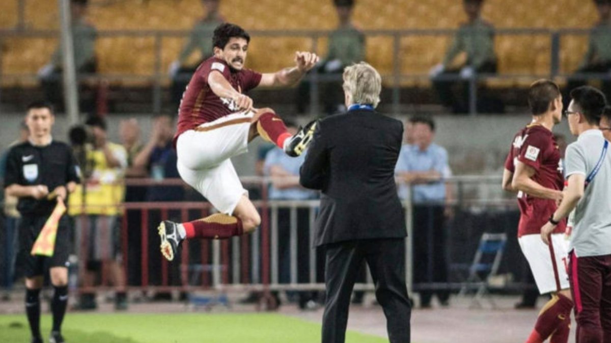 Jugador brasileño celebra goleada con patada voladora a Manuel Pellegrini
