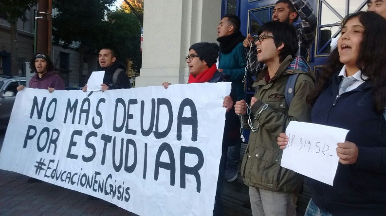 Estudiantes realizan protestas a la entrada de bancos y exigen #FinALaDeuda