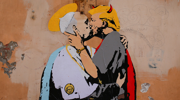 Aparece en el centro de Roma un dibujo del papa y Trump besándose