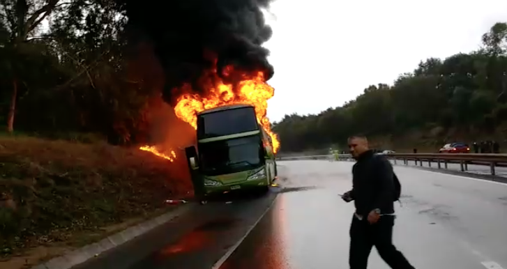 Otra de Turbus: máquina se incendia en plena ruta 5