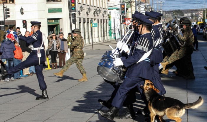 Perro muerde a soldado de la Fuerza Aérea en desfile dominical de Punta Arenas