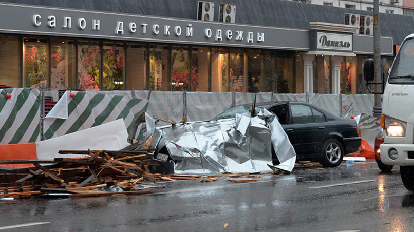 11 muertos y 70 heridos tras viento huracanado en Moscú (VIDEOS)