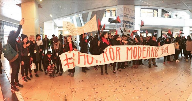 Trabajadores de tienda H&M irrumpen mall Costanera Center en primer día huelga
