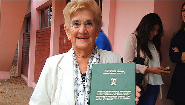 Mujer de 90 años que obtuvo su tercera carrera universitaria fue ex alcaldesa de la dictadura