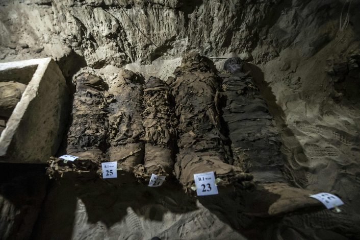 Arqueólogos egipcios descubren necrópolis con al menos 17 momias