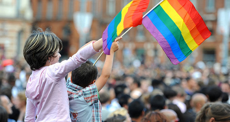 Medidas pro-inclusión de niños trans: Controversia entre Iglesia, colegios privados y organizaciones por la diversidad