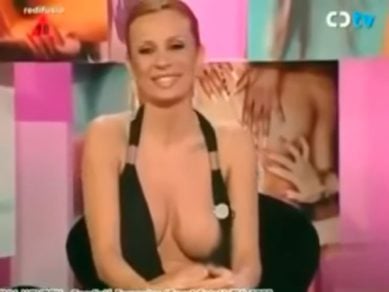 YouTube: Conductora de televisión sufre descuido en vivo y muestra todo