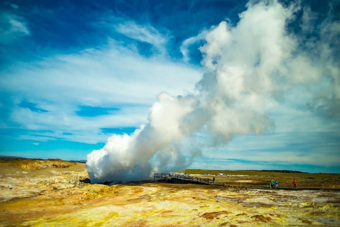 Islandia comenzó la extracción de energía limpia de sus volcanes