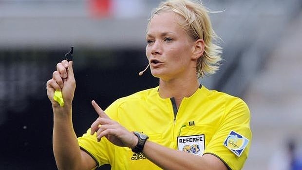 Bibiana Steinhaus, primera árbitra en la Bundesliga contra el sexismo en el fútbol alemán