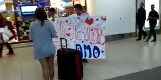 Llegó al aeropuerto para pedirle que no viaje y ella tuvo la más inesperada reacción