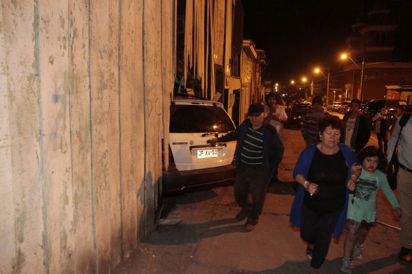 Iquique: Militar ebrio choca a un auto, escapa y choca contra una casa