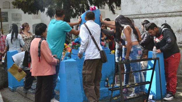 Colombia: conoce el día en que los vivos le piden favores a los muertos en el Cementerio Central de Bogotá