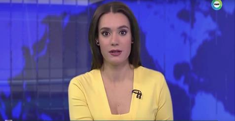 Relataba las noticias cuando sintió algo bajo la mesa. Bajó la vista y vio una lengua que la tocaba