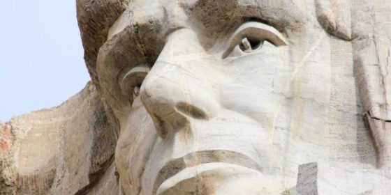 En el lóbulo frontal de la cabeza de Lincoln en Rushmore hay una cámara secreta que almacena la historia de EEUU